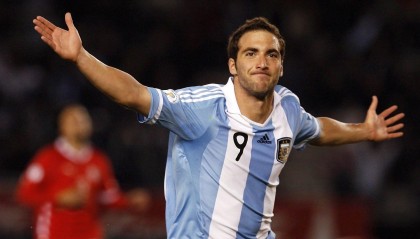 爱游戏网页版-斯卢茨基怒斥球队低级失误酿惨案，客场溃败成战术反思导火索